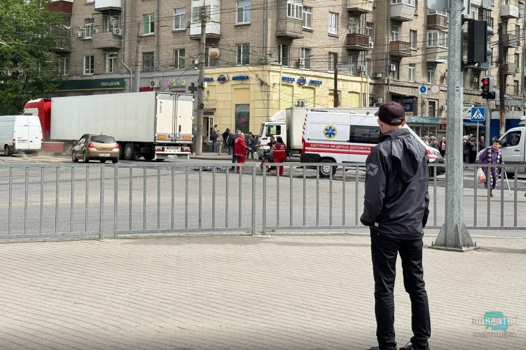 У Дніпрі на проспекті Богдана Хмельницького вантажівка на смерть переїхала жінку