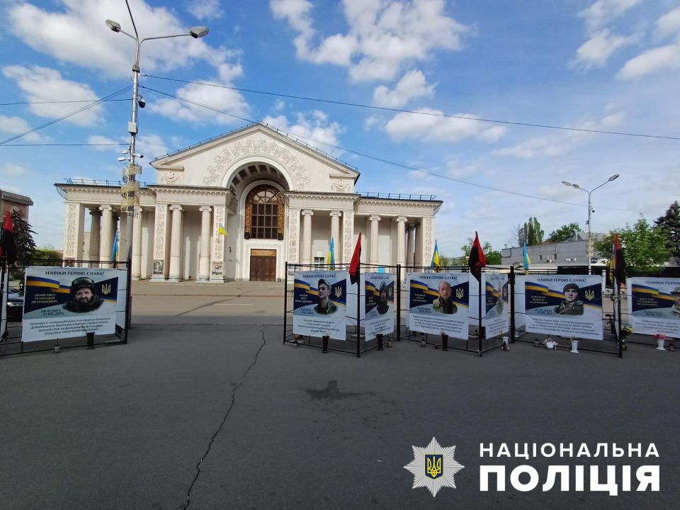 В Кривом Роге на Днепропетровщине пьяный мужчина справил нужду на Мемориал Героев - рис. 1