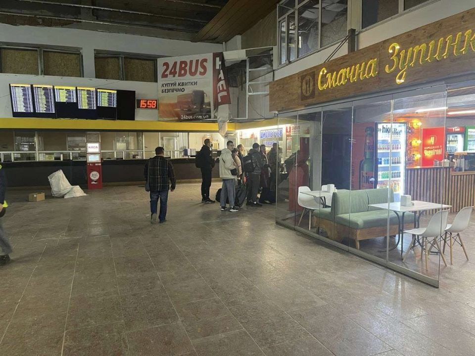 У Дніпрі автовокзал частково відновив роботу після ракетної атаки окупантів 