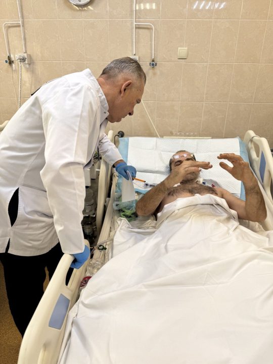 У лікарні Дніпра рятують військового, якому довелося ампутувати нижні кінцівки