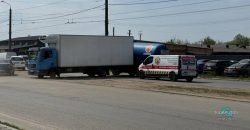 У Дніпрі на проспекті Богдана Хмельницкого зіштовхнулися вантажівки: рух транспорту ускладнено