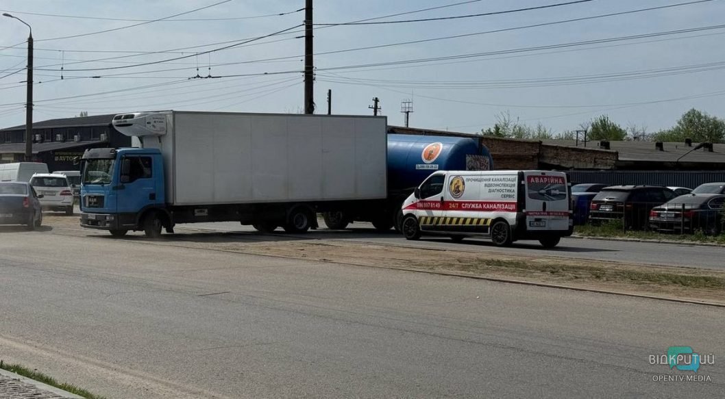У Дніпрі на проспекті Богдана Хмельницкого зіштовхнулися вантажівки: рух транспорту ускладнено