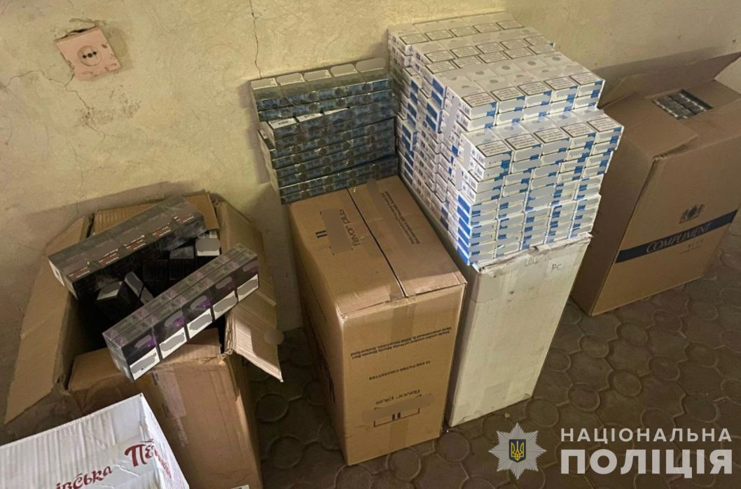 На Днепропетровщине в магазине изъяли нелегальный алкоголь и сигареты на 700 тысяч гривен - рис. 2