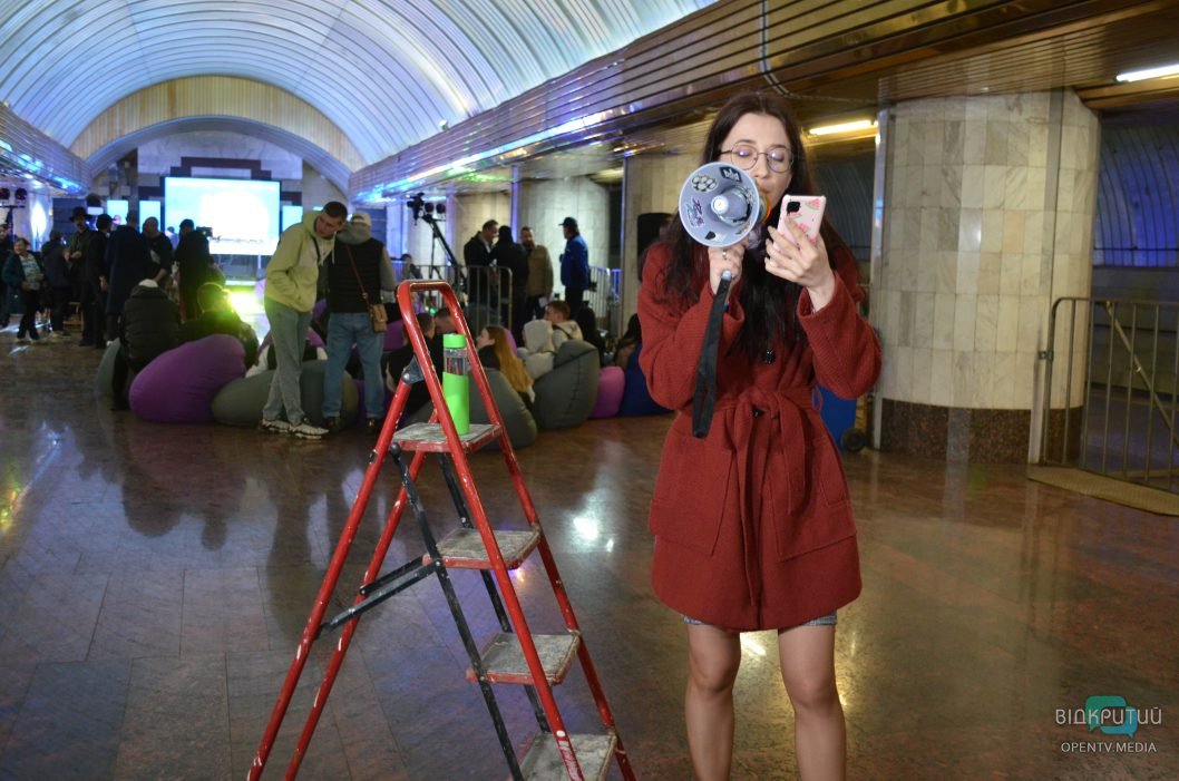 «Як звучить Дніпро»: на станції метро «Вокзальна» провели масштабний музично-поетичний концерт - рис. 8