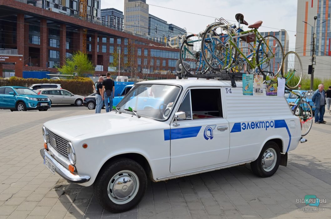 В Днепре на показе ретро-авто продемонстрировали спортивные велосипеды 70-х годов - рис. 1