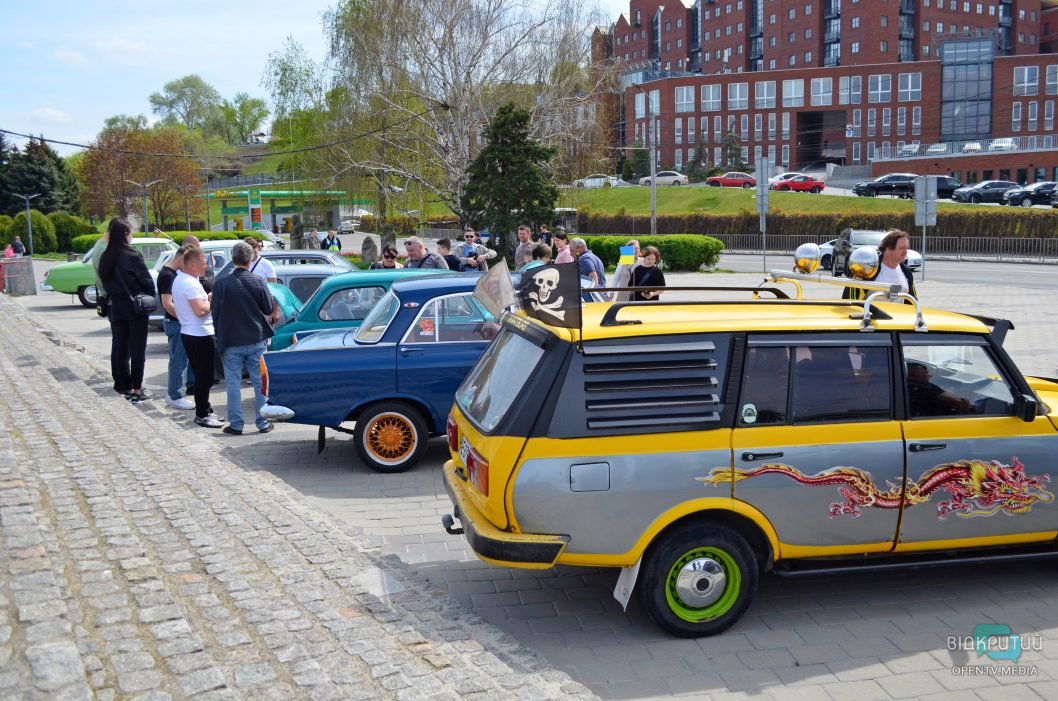 На Фестивальному причалі у Дніпрі відбувся автопробіг-зустріч ретро-машин «За весною»
