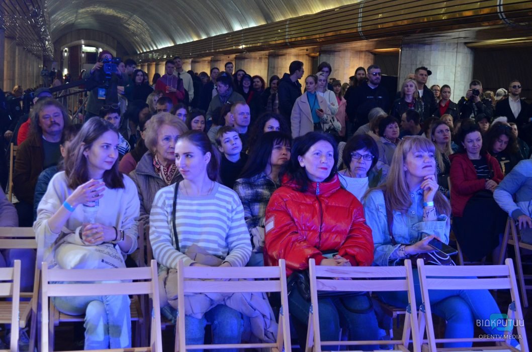 «Як звучить Дніпро»: на станції метро «Вокзальна» провели масштабний музично-поетичний концерт - рис. 21