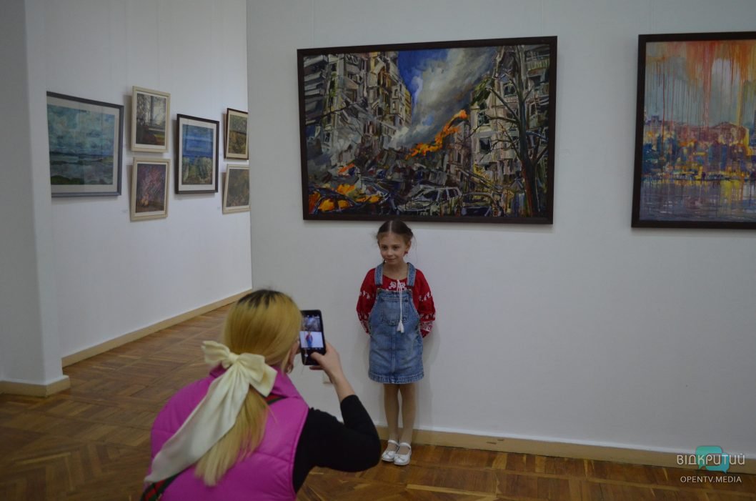 В Днепре к 110-летию художественного музея создали уникальную световую инсталляцию «Душа» - рис. 1