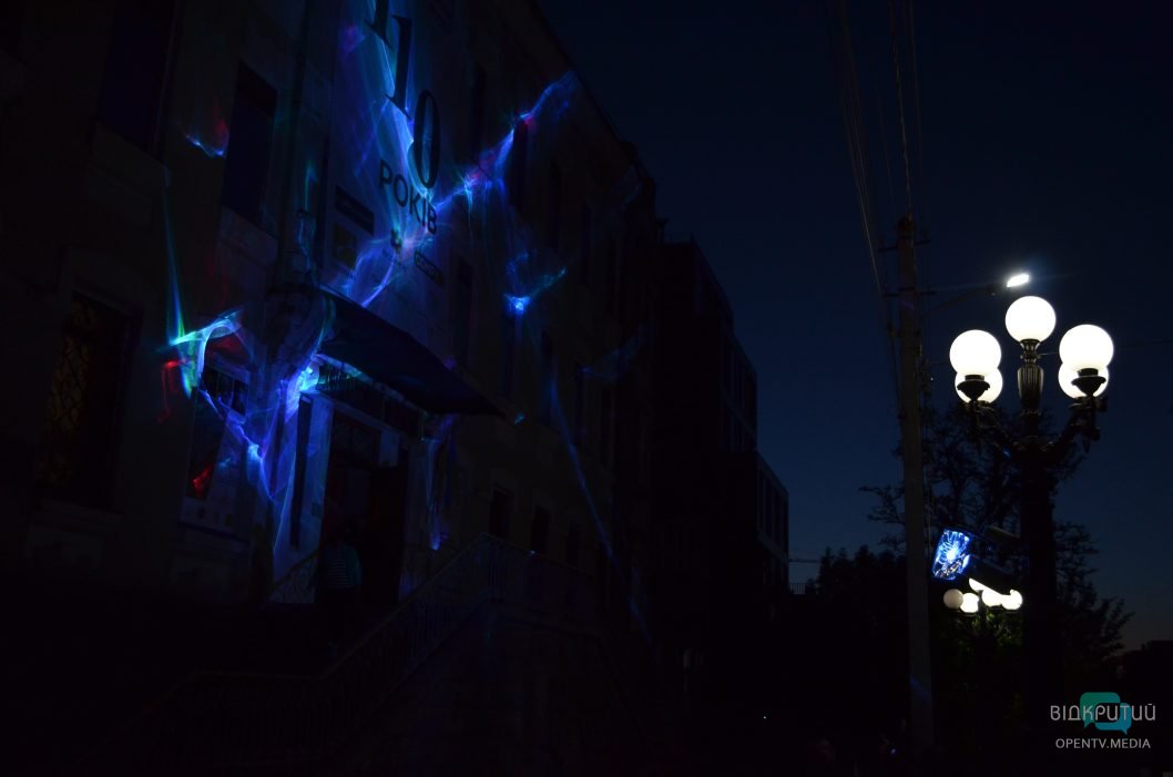 У Дніпрі до 110-річчя художнього музею створили унікальну світлову інсталяцію «Душа»