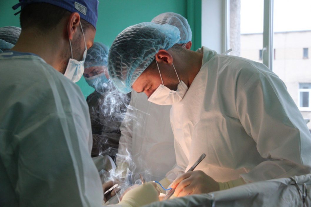Пережив понад 10 операцій: у Дніпрі лікують військового, який втратив ногу - рис. 1