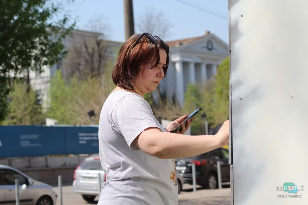 У Дніпрі на захисних ящиках для кам'яних баб з'являться малюнки кошенят-археологів та шаманок