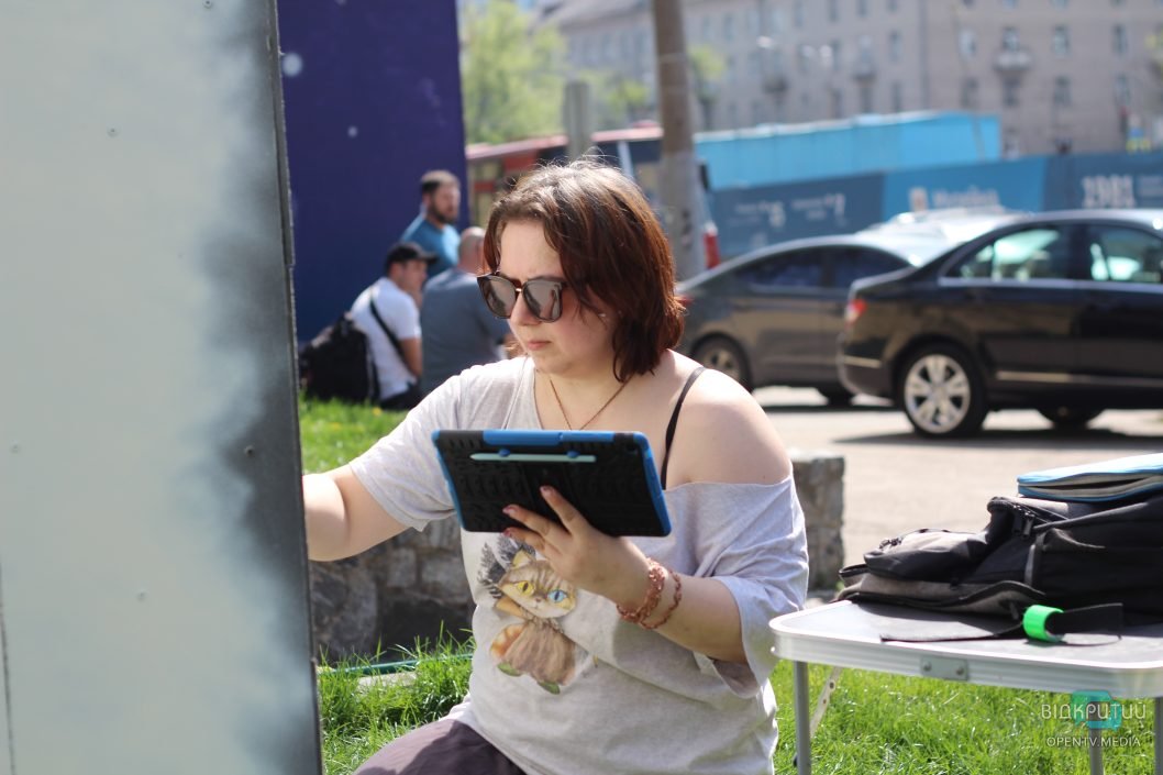 У Дніпрі на захисних ящиках для кам'яних баб з'являться малюнки кошенят-археологів та шаманок