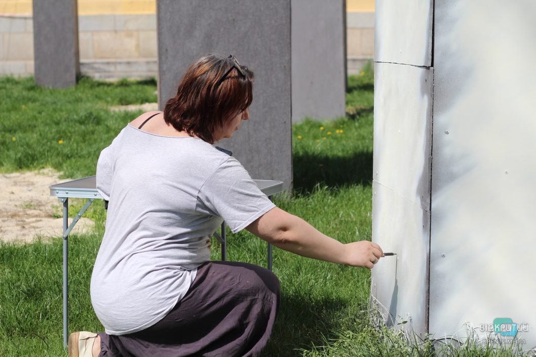 У Дніпрі на захисних ящиках для кам'яних баб з'являться малюнки кошенят-археологів та шаманок