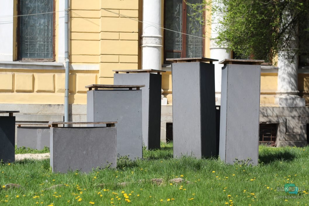 У Дніпрі на захисних ящиках для кам'яних баб з'являться малюнки кошенят-археологів та шаманок