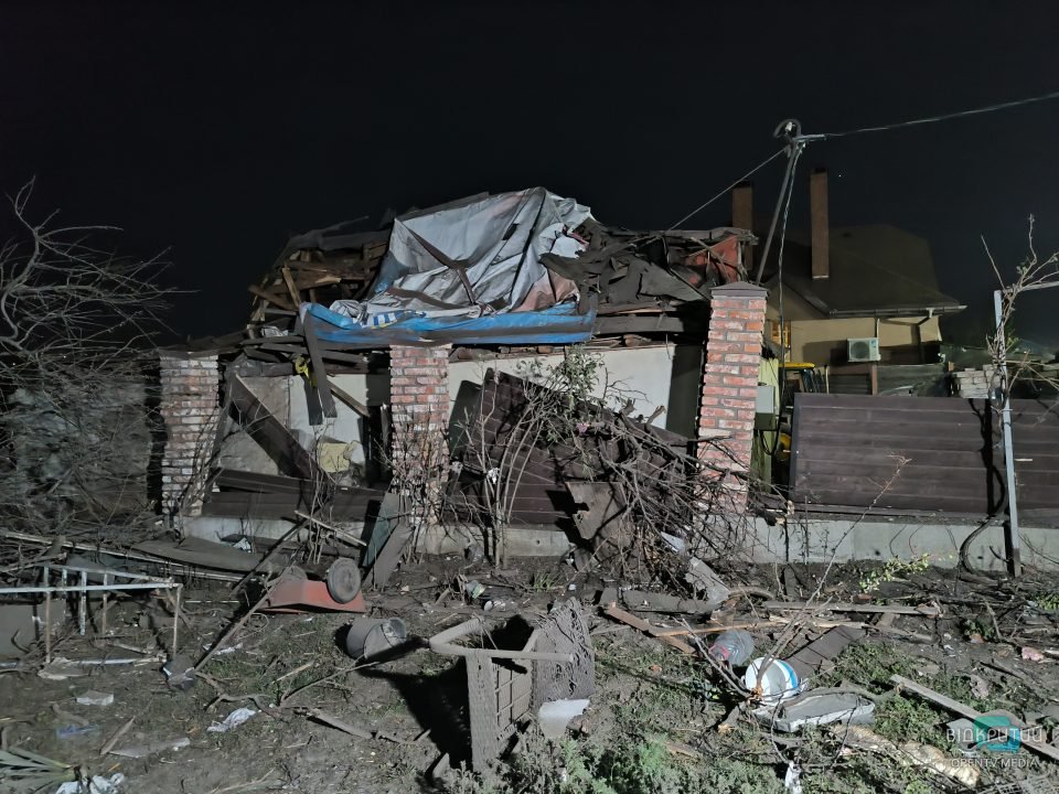 Повреждены более 30 домов: последствия падения обломков сбитой ракеты в Днепре - рис. 5