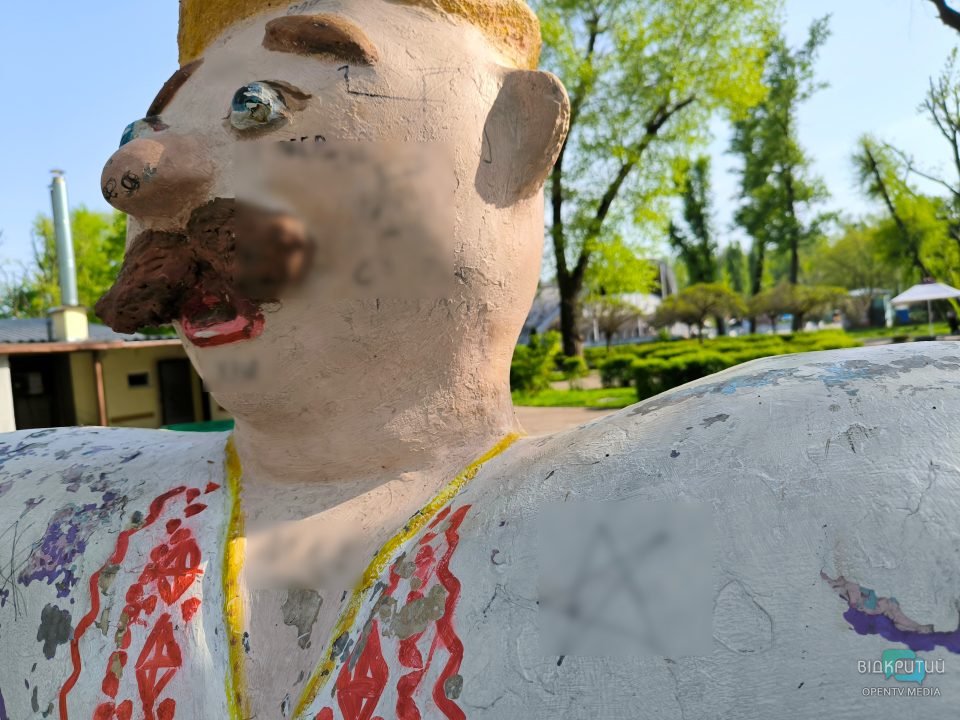 У Дніпрі в парку Глоби вандали розмалювали свастикою фігури козаків