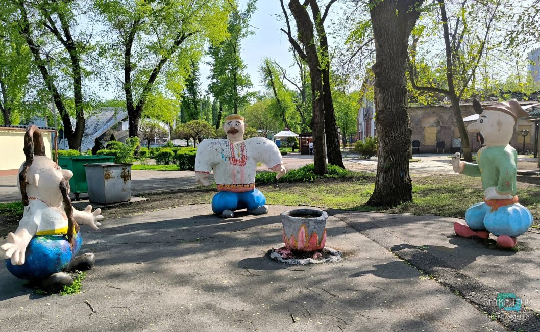 У Дніпрі в парку Глоби вандали розмалювали свастикою фігури козаків