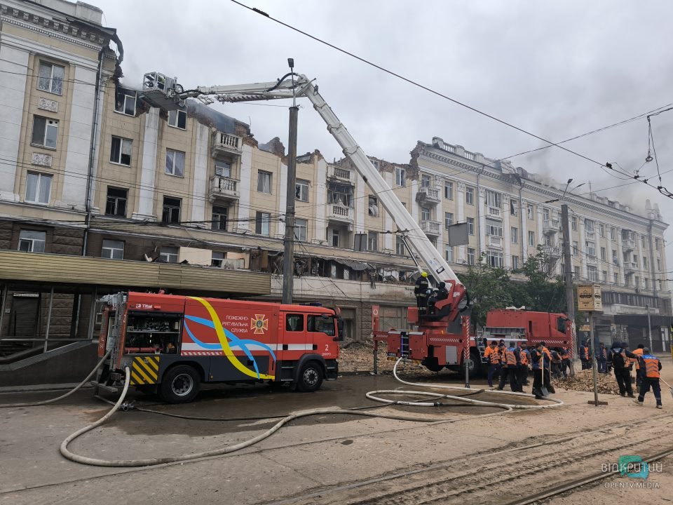 3 загиблих та 24 постраждалих: у Дніпрі завершили аварійно-рятувальні роботи на місці удару