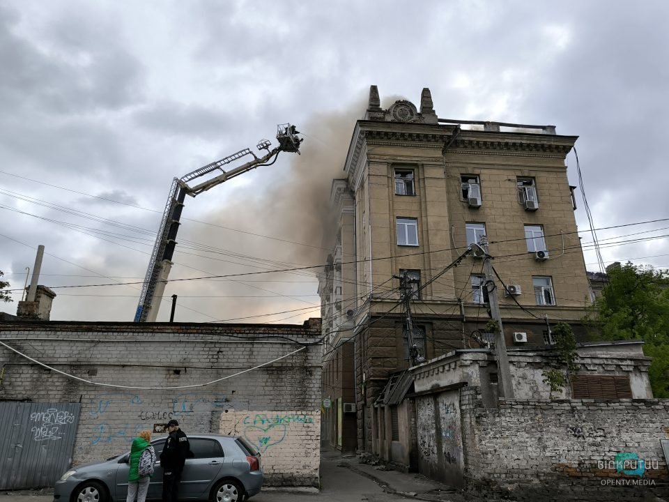 Зруйновано 10 квартир і вибито близько 700 вікон: комунальники долають наслідки ракетного удару окупантів по Дніпру - рис. 1
