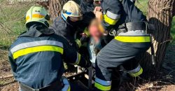 На Дніпропетровщині надзвичайники врятували жінку яка впала до покинутого колодязя