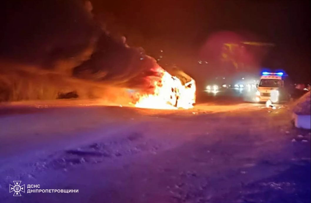 На Дніпропетровщині вщент згорів припаркований на узбіччі автомобіль