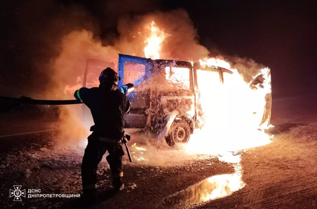 На Дніпропетровщині вщент згорів припаркований на узбіччі автомобіль