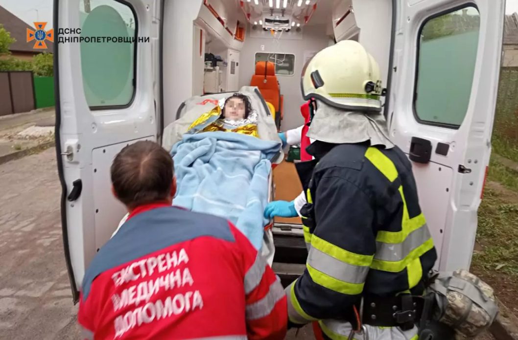 На Дніпропетровщині врятували жінку, яка впала у колодязь