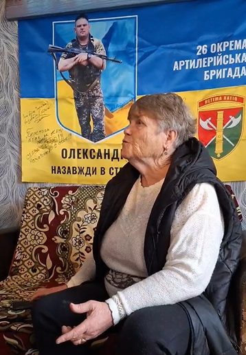 Бабуся загиблого Героя із Дніпропетровщини віддала 2 млн грн на ремонт дороги у селі та донати для ЗСУ