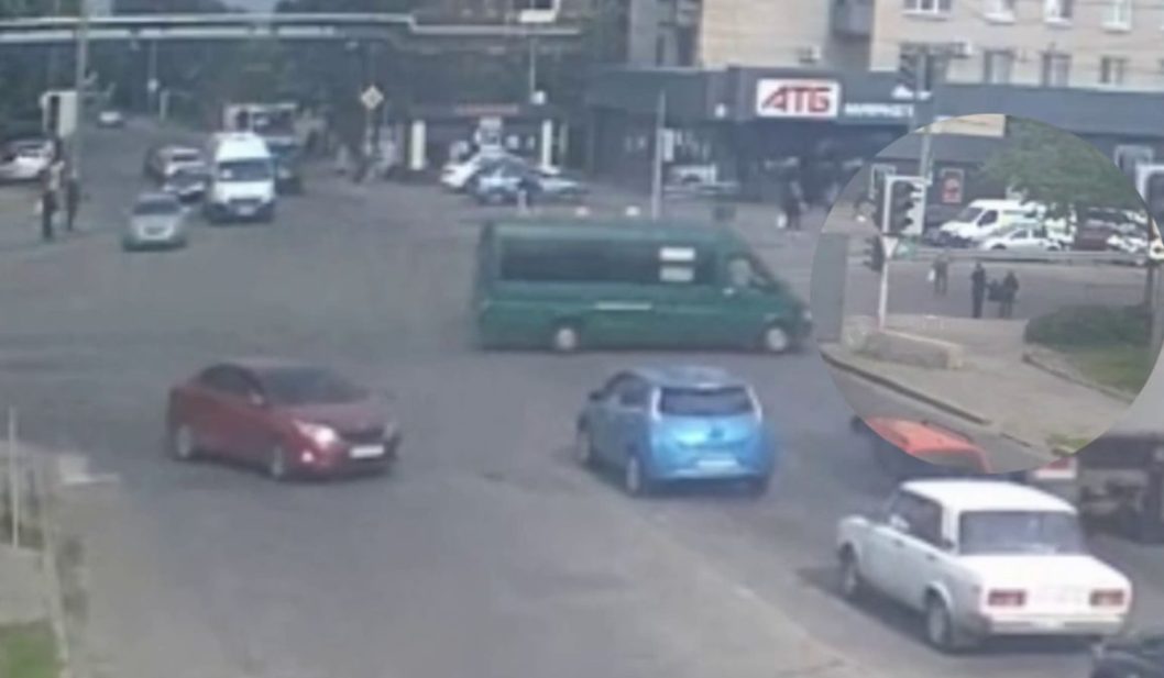 В Днепре водитель маршрутки проехал на "красный" и сбил женщину: пострадавшую госпитализировали - рис. 1