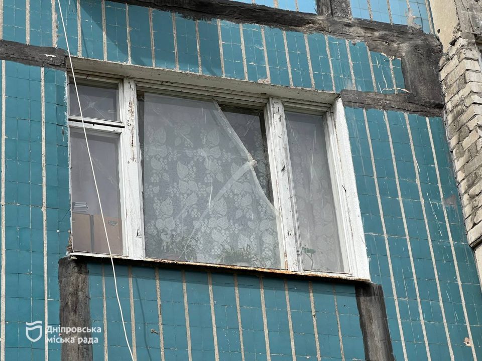 У Дніпрі ремонтують будинки, які постраждали внаслідок нічної атаки «шахедів» - рис. 1