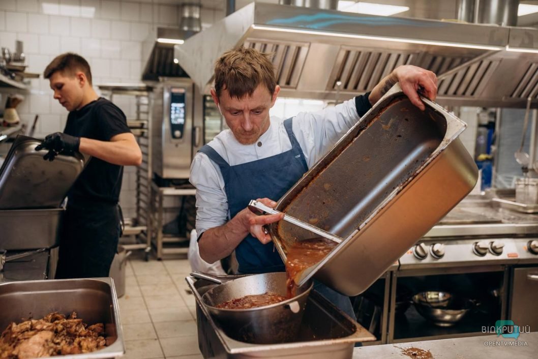 Популяризує страви Дніпропетровщини: шеф-кухар Леонід Малюга про унікальні рецепти і волонтерство