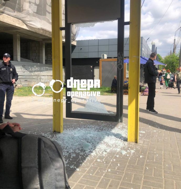 В Днепре на проспекте Науки хулиганы повредили остановку общественного транспорта - рис. 1