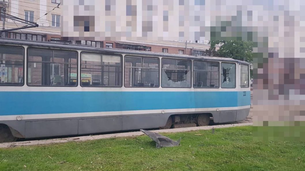 Взрывной волной выбило окна: в результате утренней атаки по Днепру поврежден трамвай - рис. 1