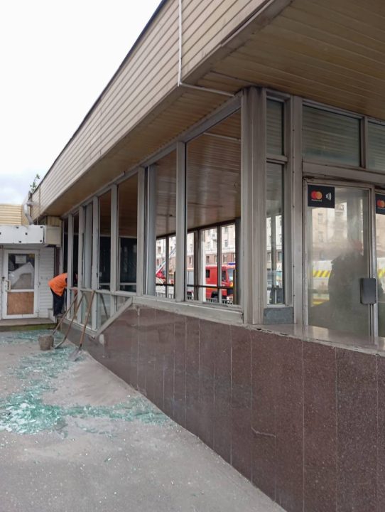 Вибуховою хвилею вибило вікна: внаслідок ранкової атаки по Дніпру пошкоджено трамвай - рис. 4