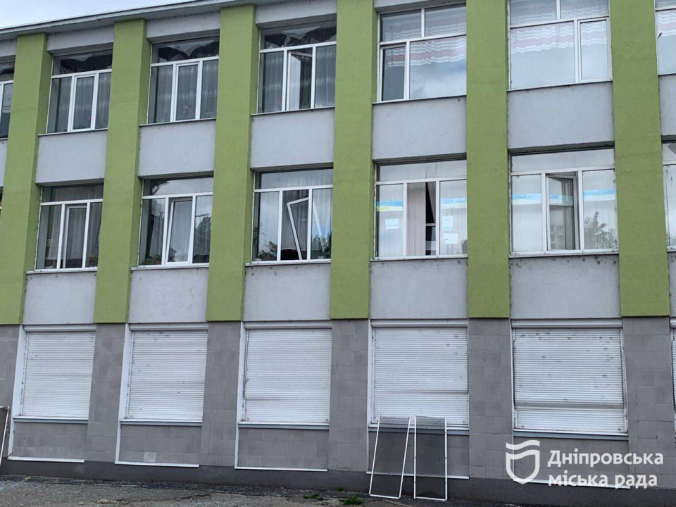 Вибиті вікна та понівечена покрівля: через ракетну атаку по Дніпру постраждали навчальні заклади