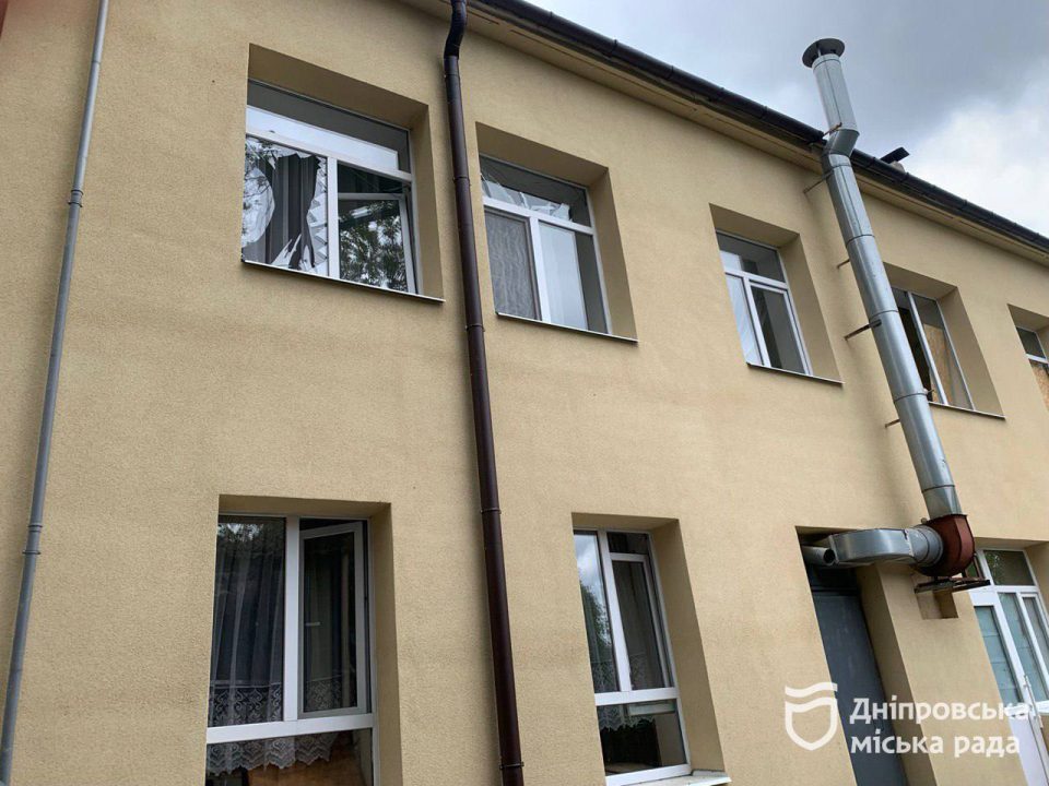 Вибиті вікна та понівечена покрівля: через ракетну атаку по Дніпру постраждали навчальні заклади