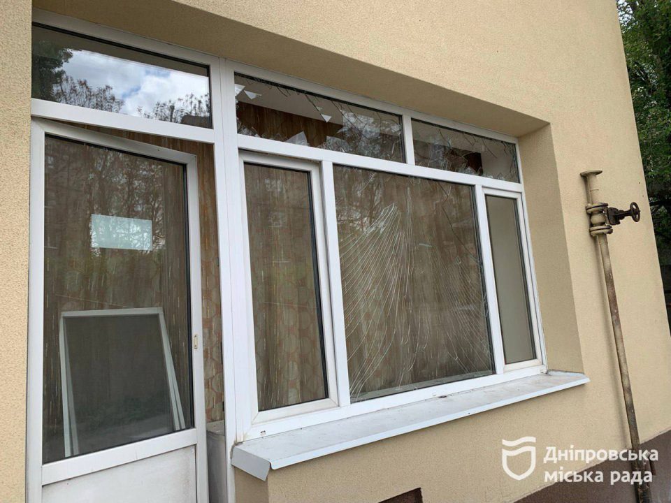 Вибиті вікна та понівечена покрівля: через ракетну атаку по Дніпру постраждали навчальні заклади