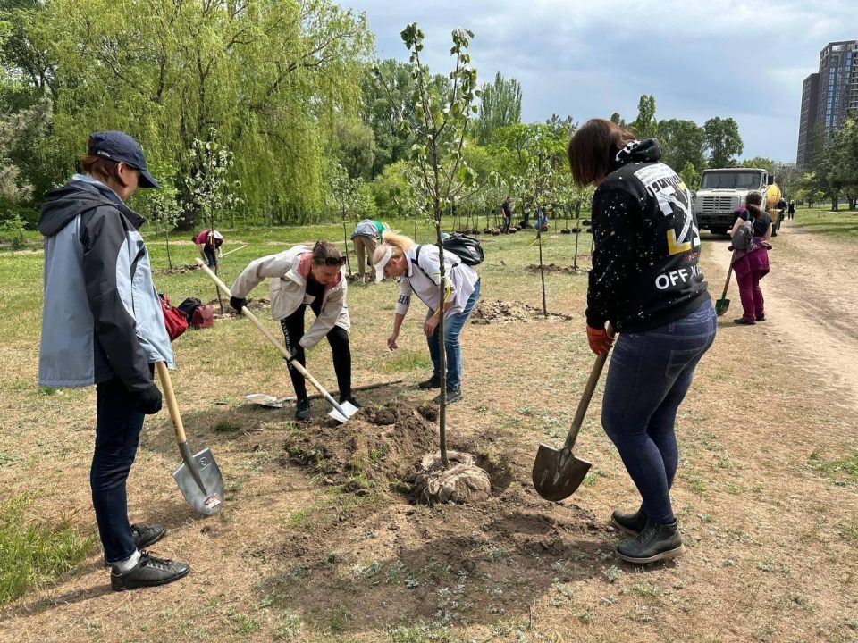 В Днепре напротив разрушенного ракетой дома на Победе высадили деревья в память о погибших жителях - рис. 3