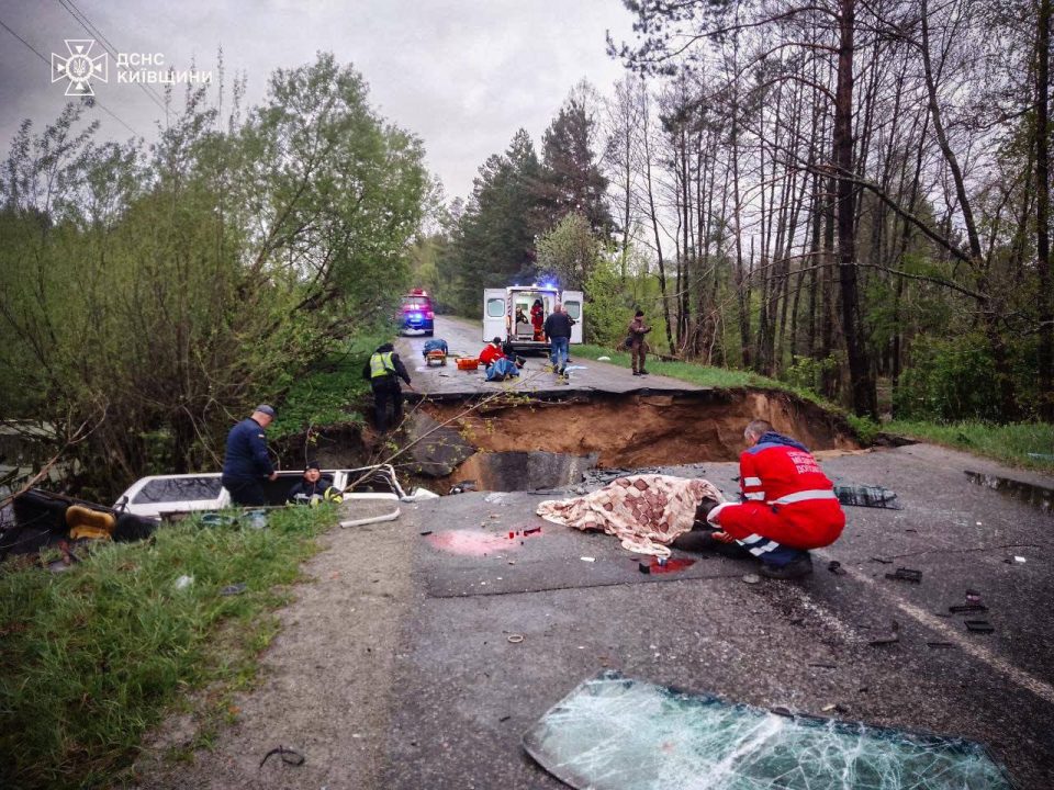 В Киевской области автобус с пассажирами провалился под землю: есть погибшие и пострадавшие - рис. 1