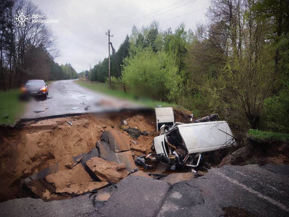 В Киевской области автобус с пассажирами провалился под землю: есть погибшие и пострадавшие - рис. 2