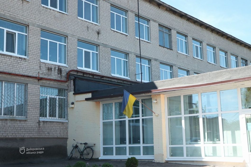 В Днепре продолжают восстанавливать окна в учебных заведениях после ракетных атак - рис. 2