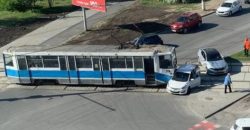 У Дніпрі трамвай протаранив Hyundai: рух 18 та 19 маршрутів затримується - рис. 1