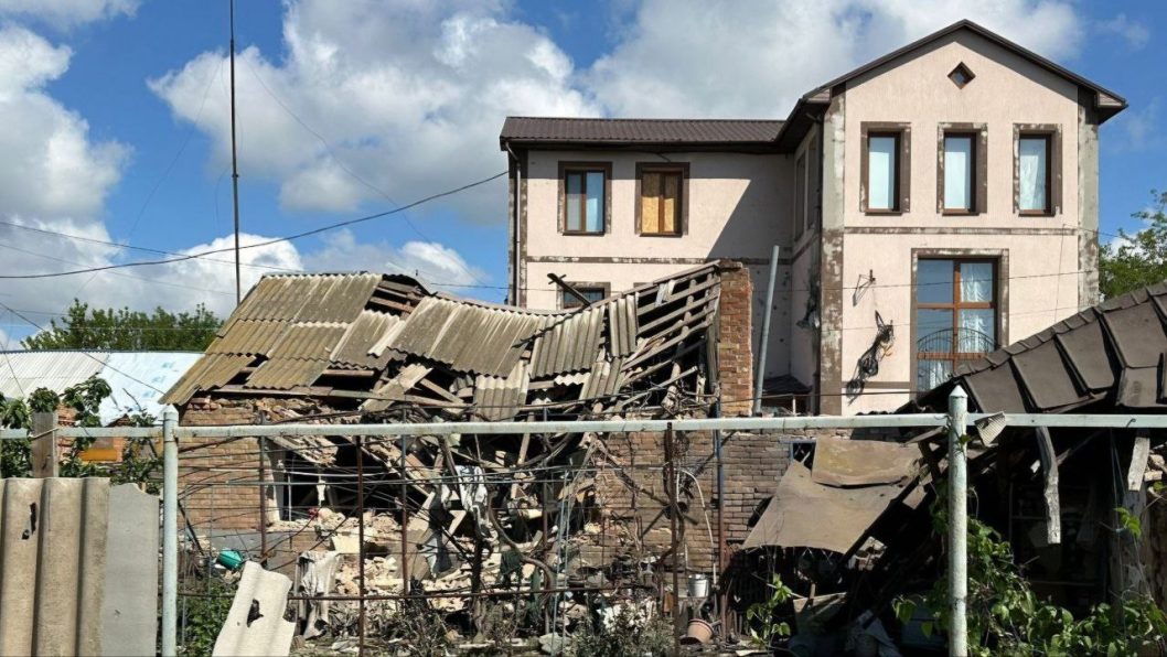 Повреждены дома, пострадали люди: последствия атак на Никопольщину - рис. 3