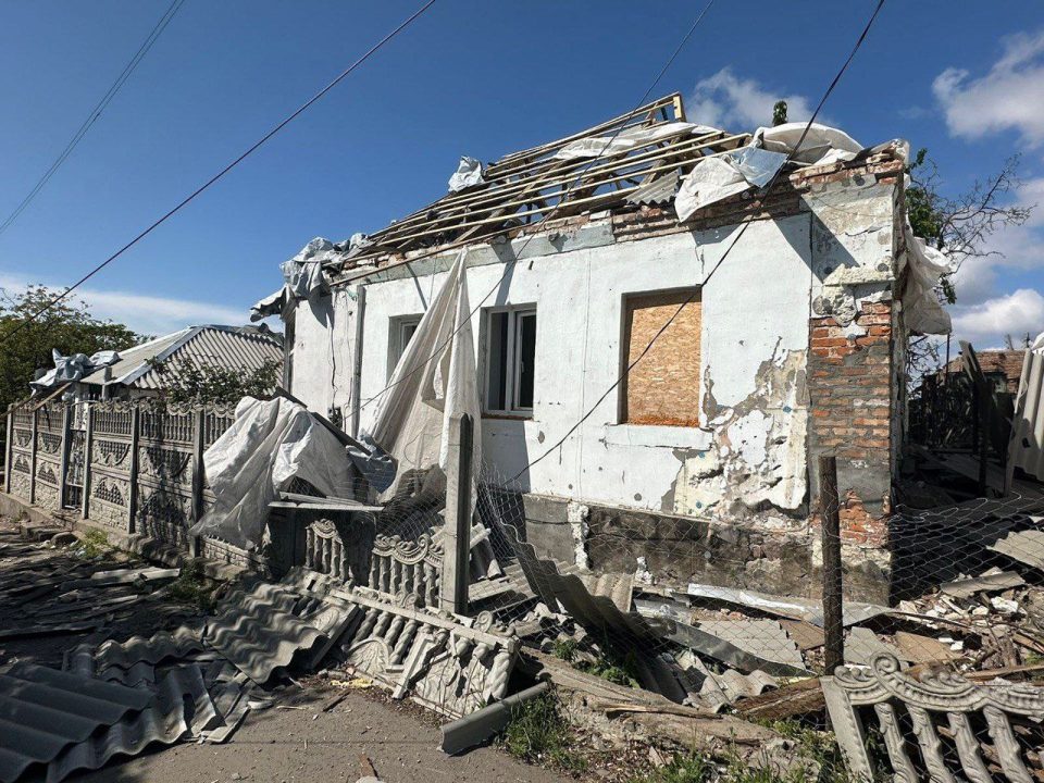 Повреждены дома, пострадали люди: последствия атак на Никопольщину - рис. 2