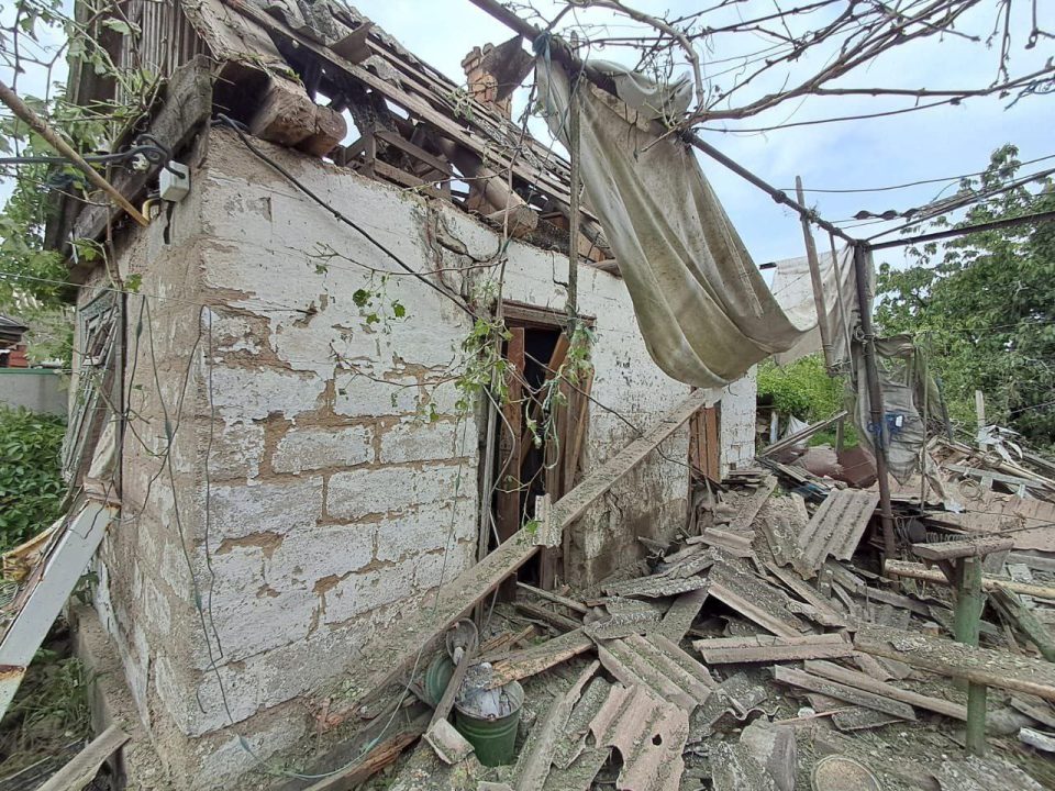 Російські окупанти двічі за день били по Нікопольщині: пошкоджено житлові будинки - рис. 1