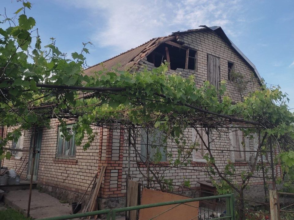 Пошкоджено приватні будинки: окупанти спрямували безпілотники та артилерію на Нікопольщину - рис. 2