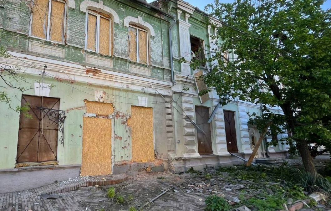 Повреждены кафе, магазины, дома и линии ЛЭП: оккупанты 8 раз атаковали Никопольщину - рис. 1