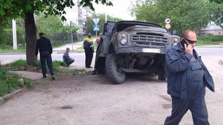 На Дніпропетровщині вантажівказ вугіллям провалилась під землю