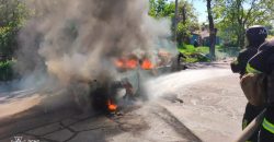 Машина згоріла вщент: у Нікополі російські окупанти влучили дроном у легковик