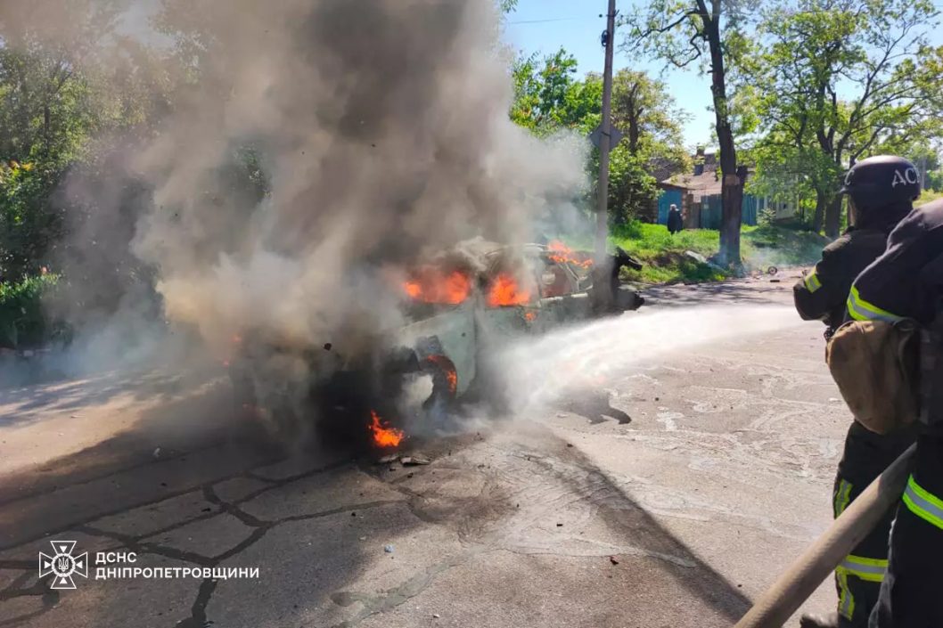Машина згоріла вщент: у Нікополі російські окупанти влучили дроном у легковик